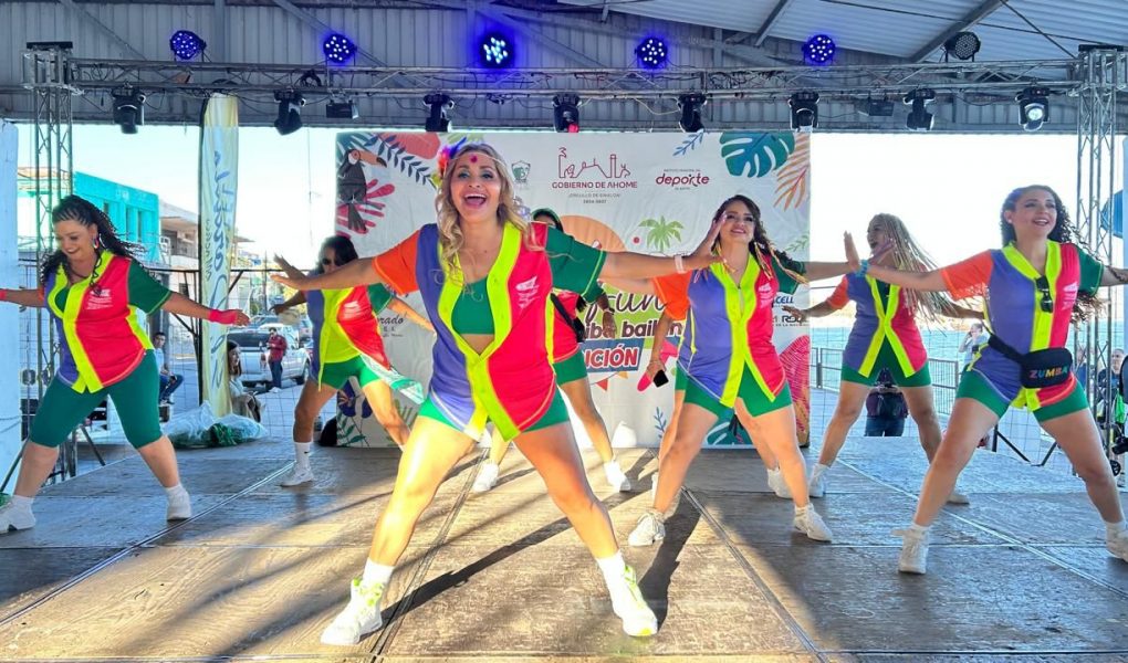 mujeres bailando en evento maratón de baile