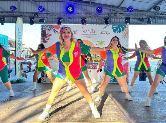 mujeres bailando en evento maratón de baile