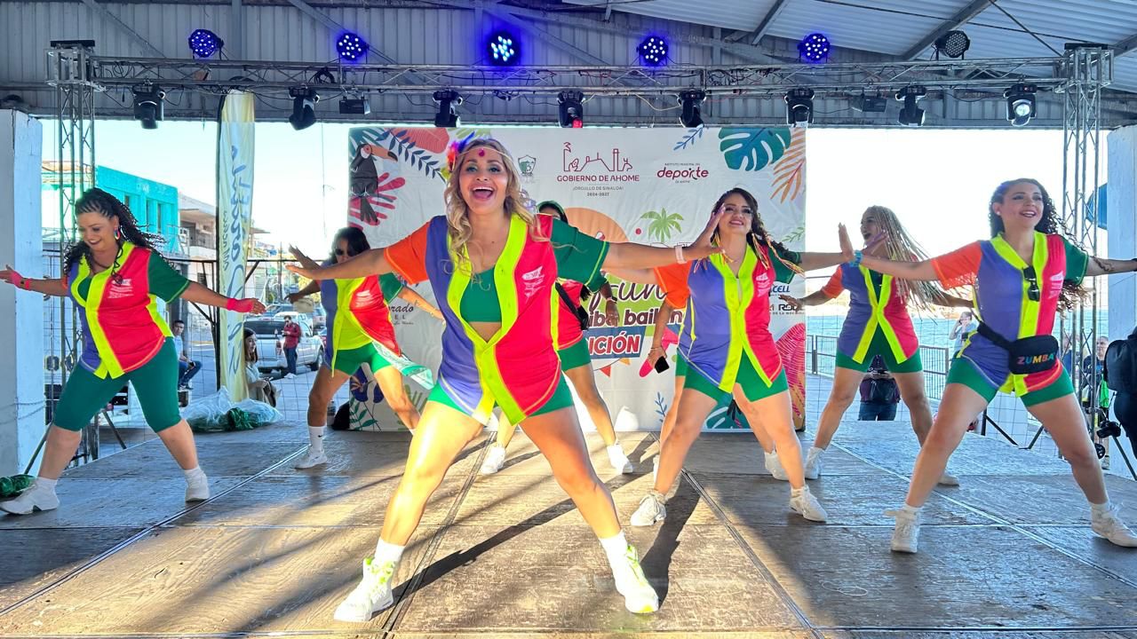mujeres bailando en evento maratón de baile