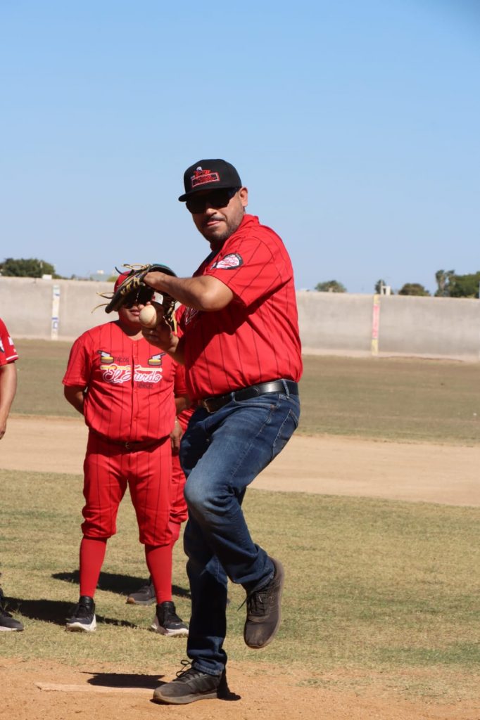 Pitcher lanzando bola en juego de beisbol
