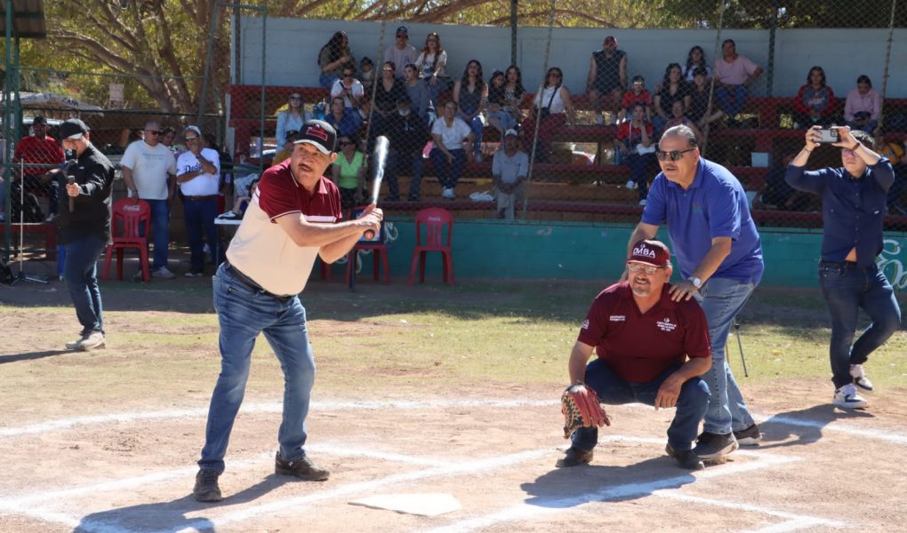 Hombe bateando en juego de beisbol Liga Domingo “Mingo” Vázquez