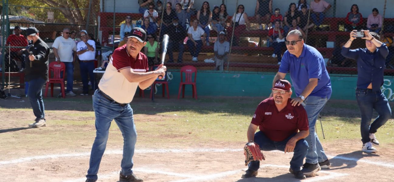 Hombe bateando en juego de beisbol Liga Domingo “Mingo” Vázquez