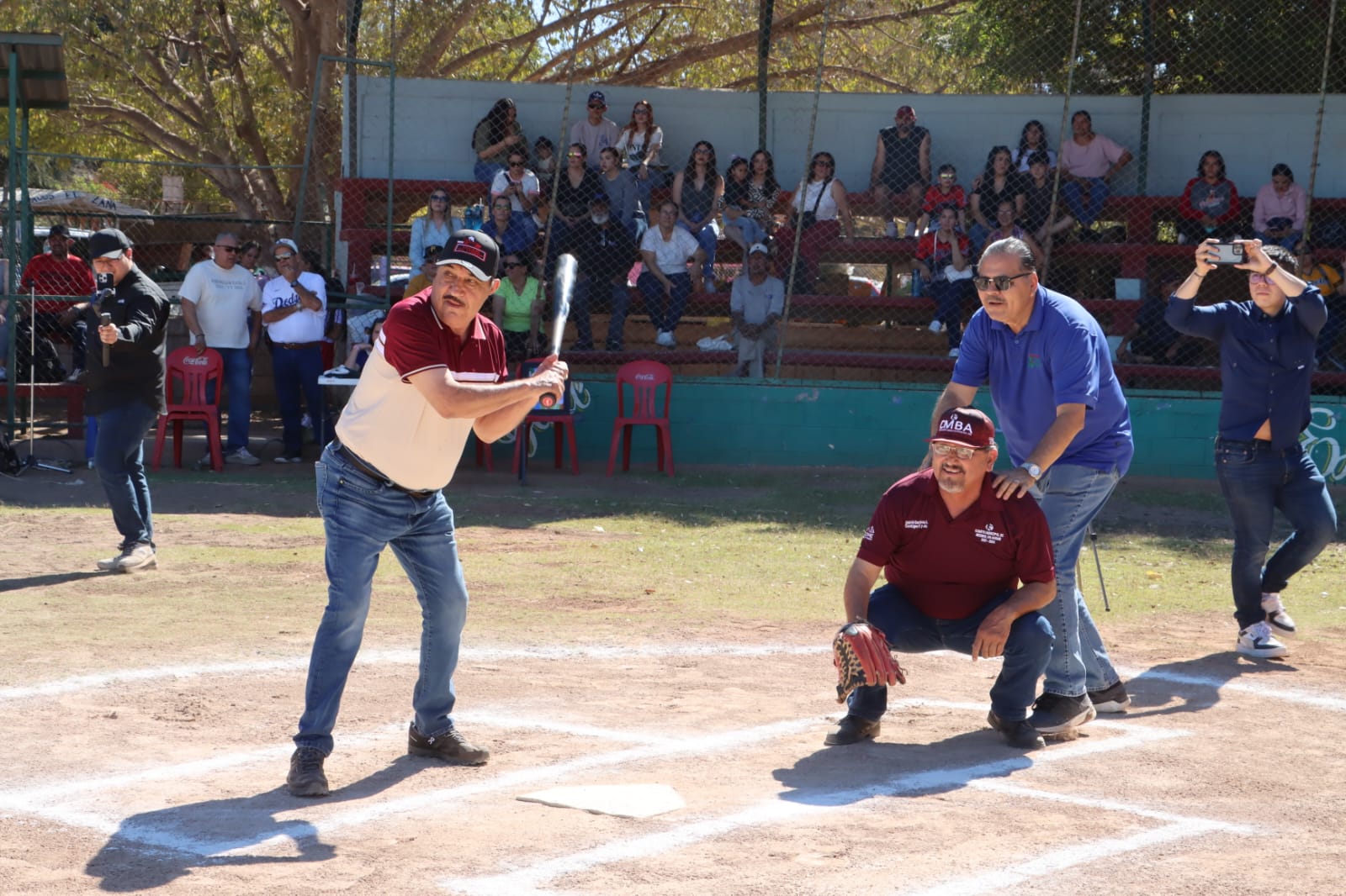 Hombe bateando en juego de beisbol Liga Domingo “Mingo” Vázquez